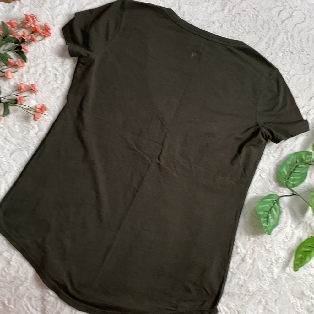 Lululemon T-shirt - Picture 3 of 5